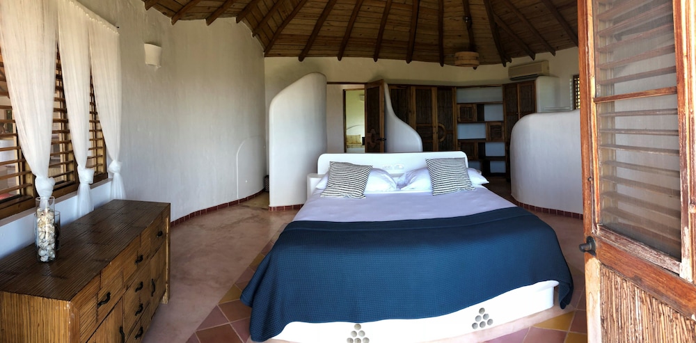 Deluxe Room, 1 King Bed, Non Smoking photo 2