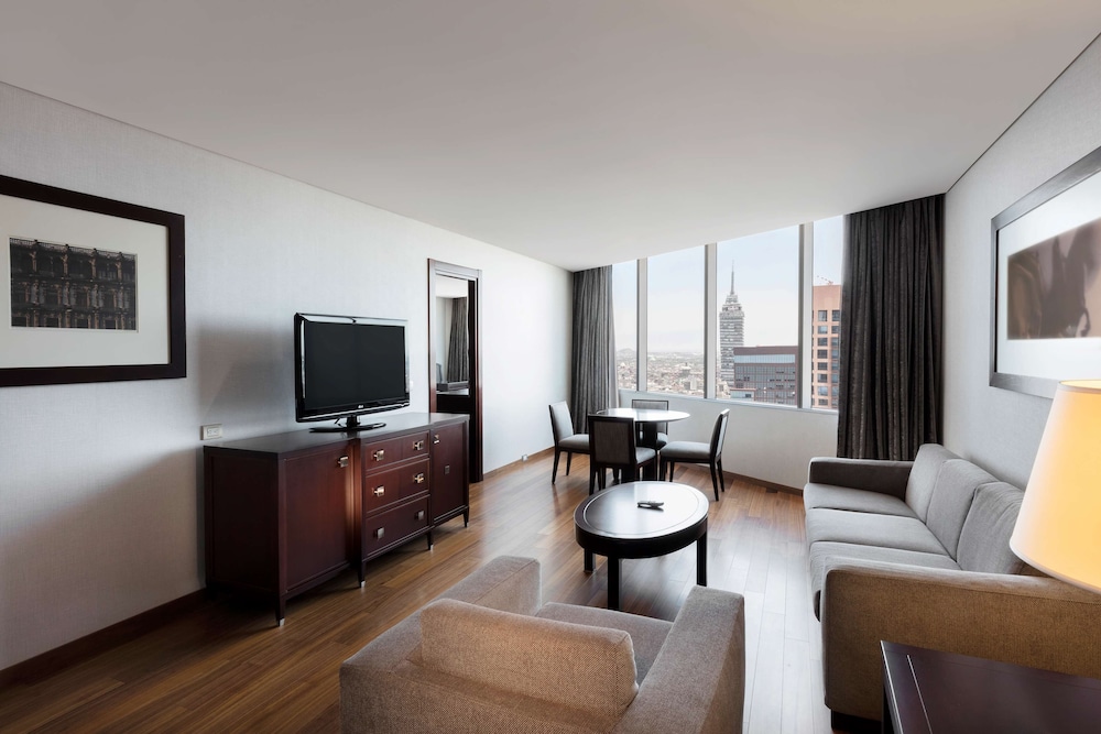Business Suite, 1 King Bed - Photo 3
