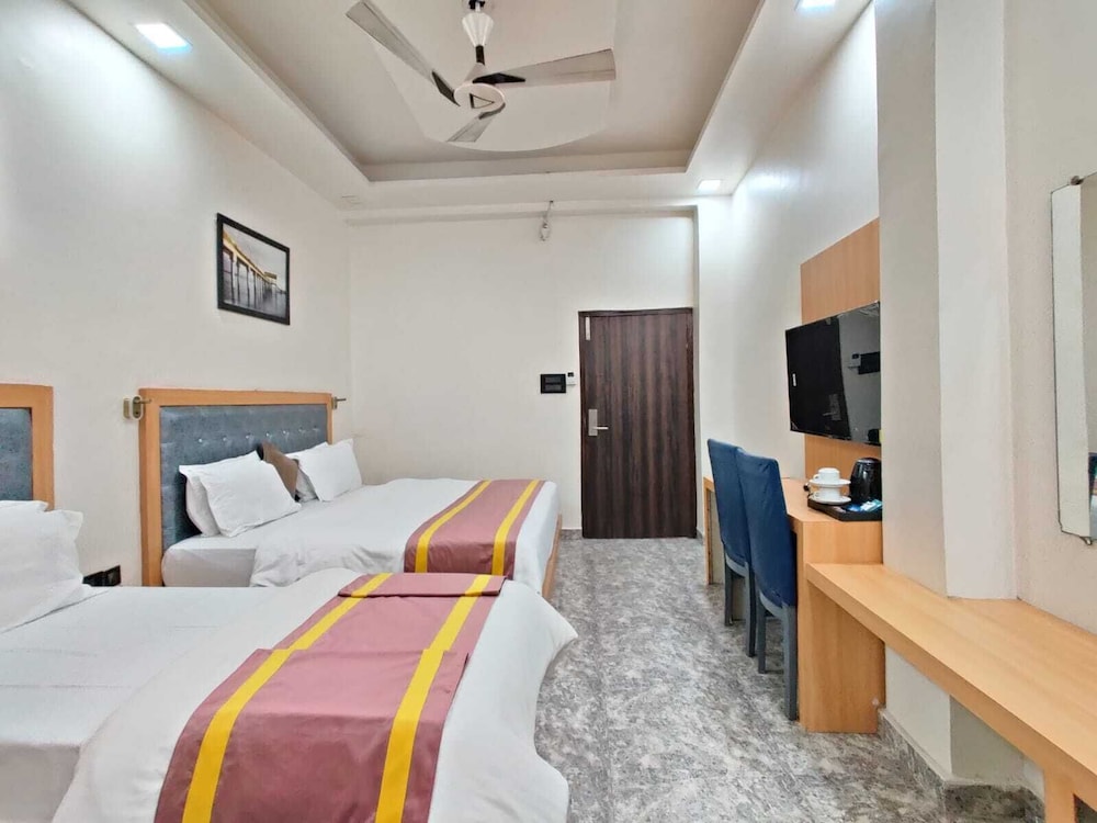 Classic Triple Room, Balcony, City View