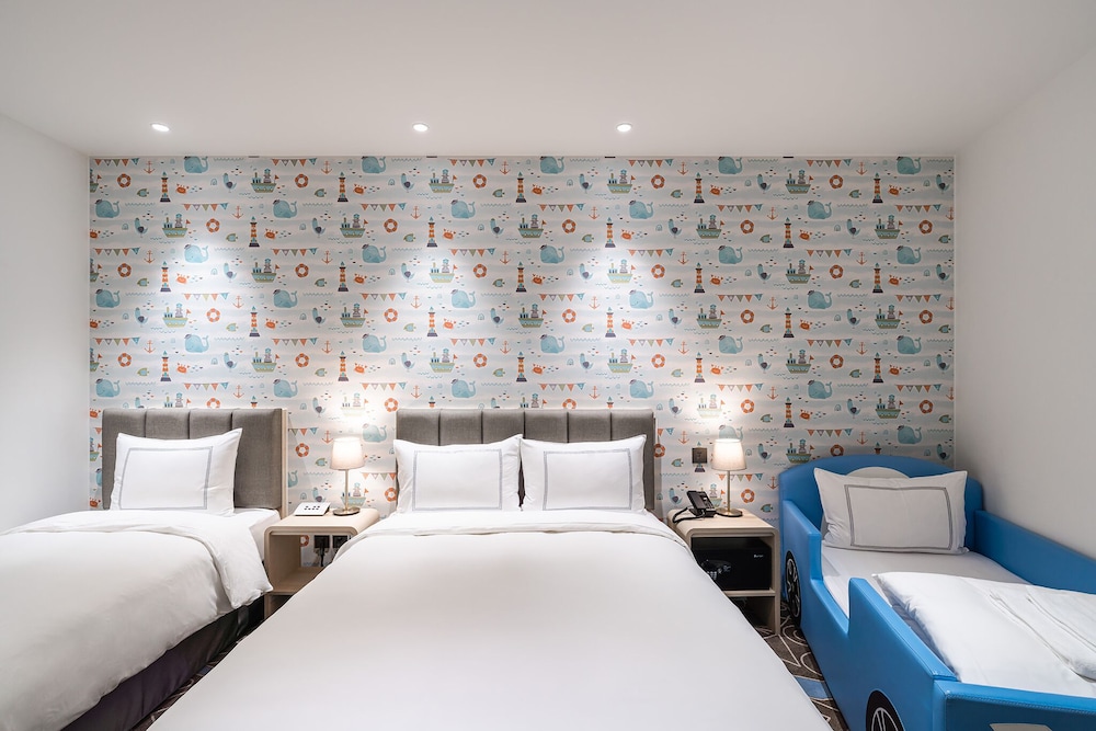 Signature Triple Room (small car bed)