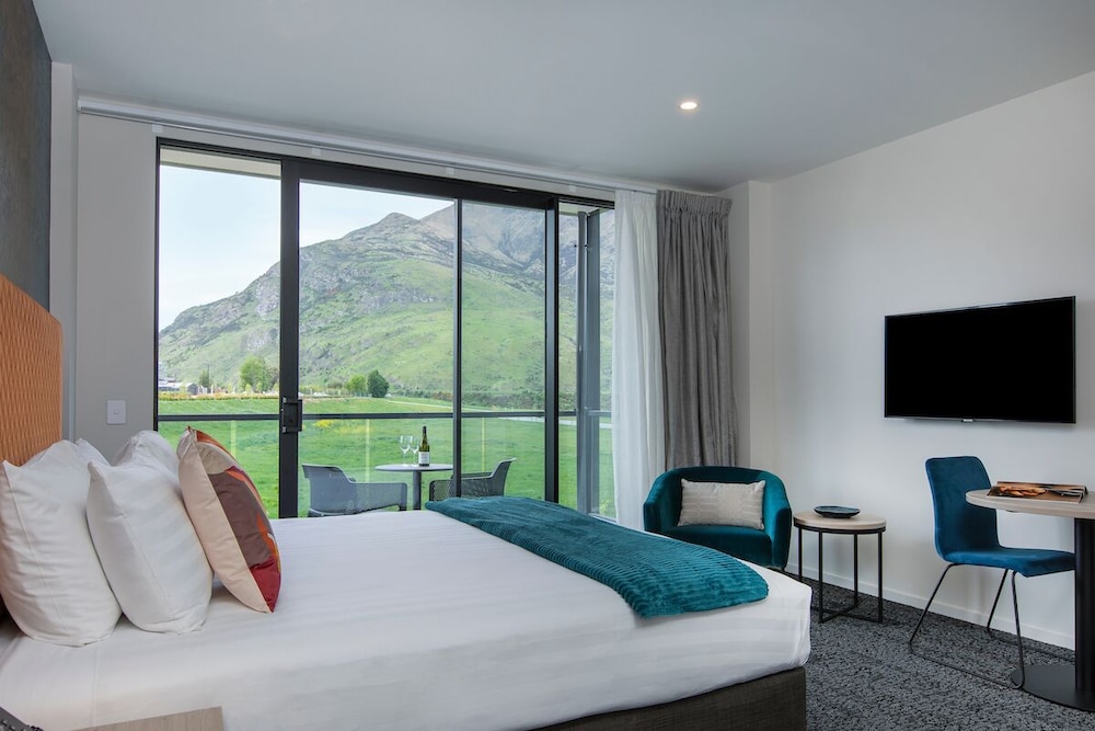 Executive Studio, 1 King Bed, Balcony, Mountain View
