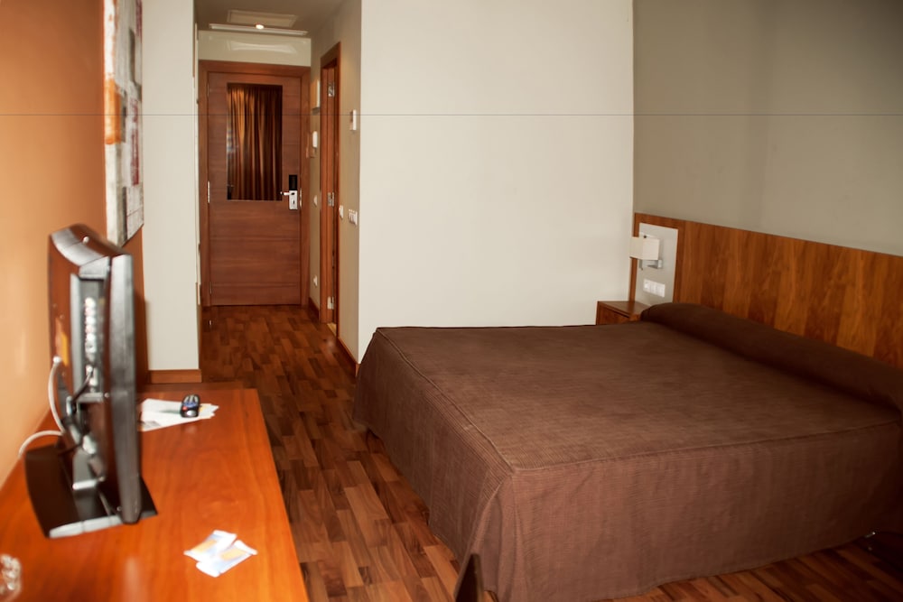 Deluxe Room, 1 King Bed photo 3