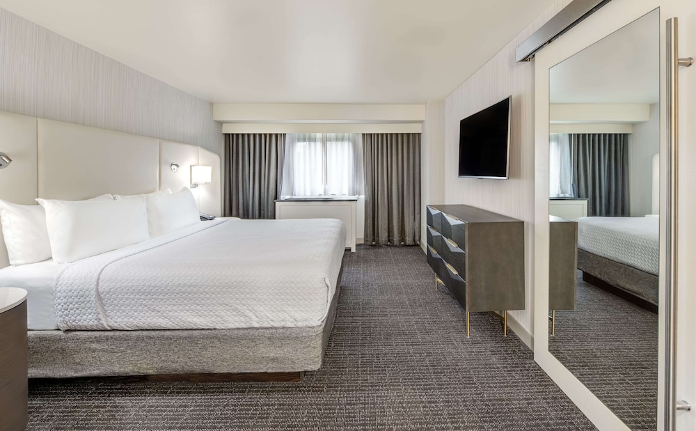 Suite, 1 King Bed, Accessible (Mobility Roll in Shower One Bedroom) - Photo 4
