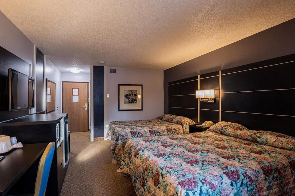 Standard Room, 2 Queen Beds, Non Smoking - Photo 2