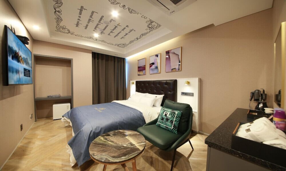 Standard Double Room - Photo 7