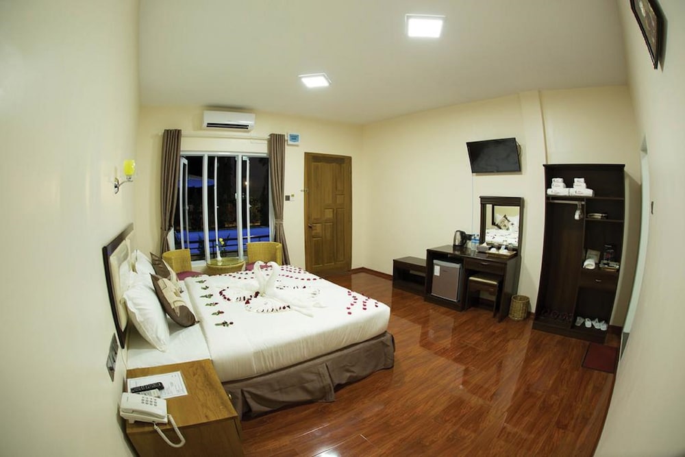 Deluxe Room (Poolside) photo 1