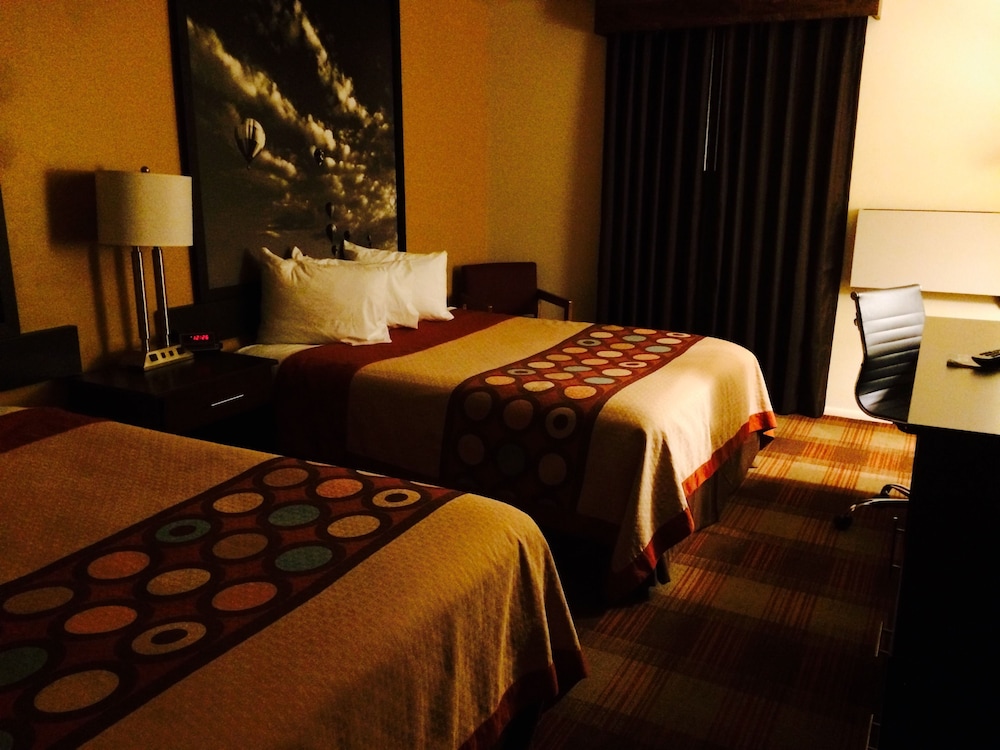 Room, Multiple Beds, Microwave - Photo 4