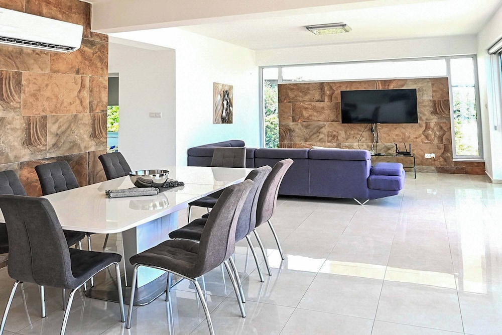 Villa (4 Bedrooms) photo 2