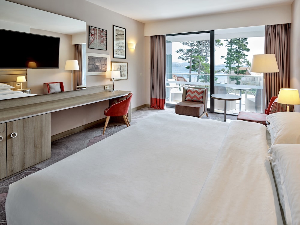 Superior Room, 1 King Bed, Partial Sea View