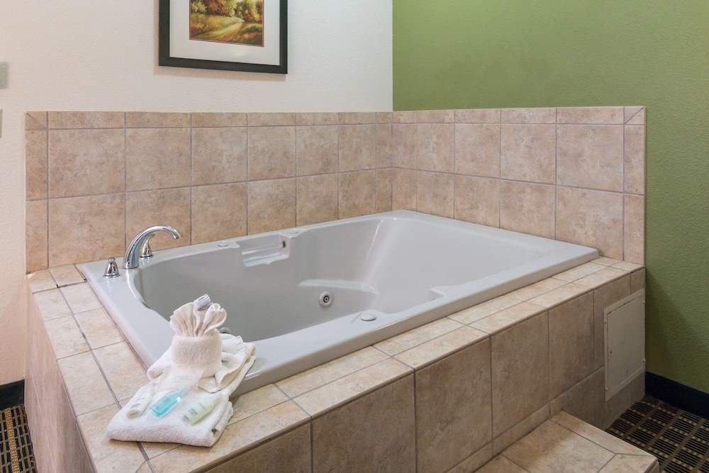Suite, 1 King Bed, Non Smoking, Hot Tub - Photo 5