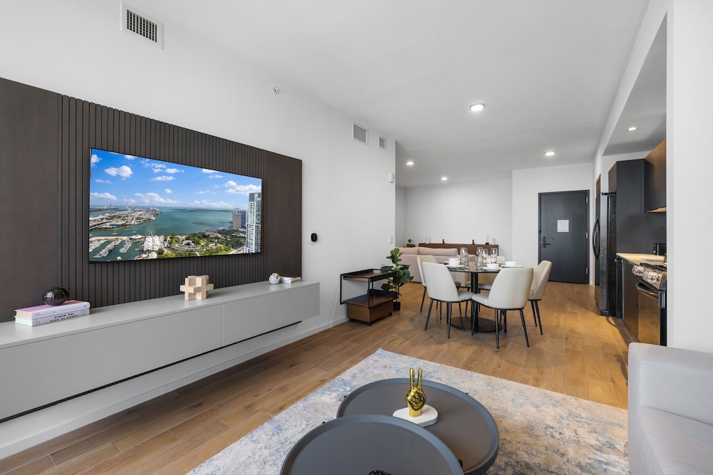 Luxury Condo, Balcony, City View photo 1