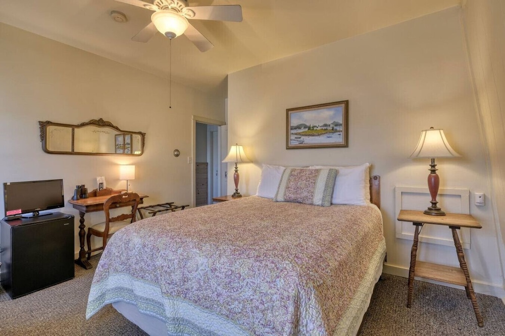 Double Room, 1 Queen Bed, Sea View (The Roseway)