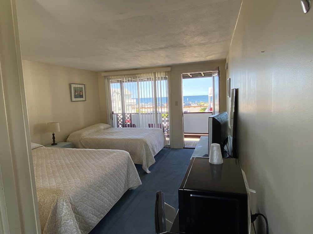 Room, 1 Queen and 1 Double Bed photo 3