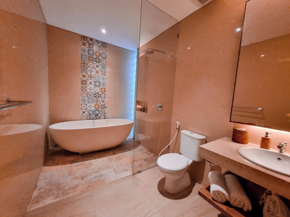 Suite, Pool View - Photo 11