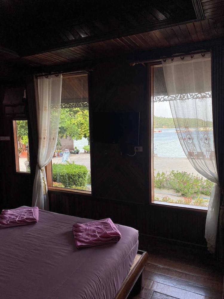 Beachfront Bungalow - Photo 5