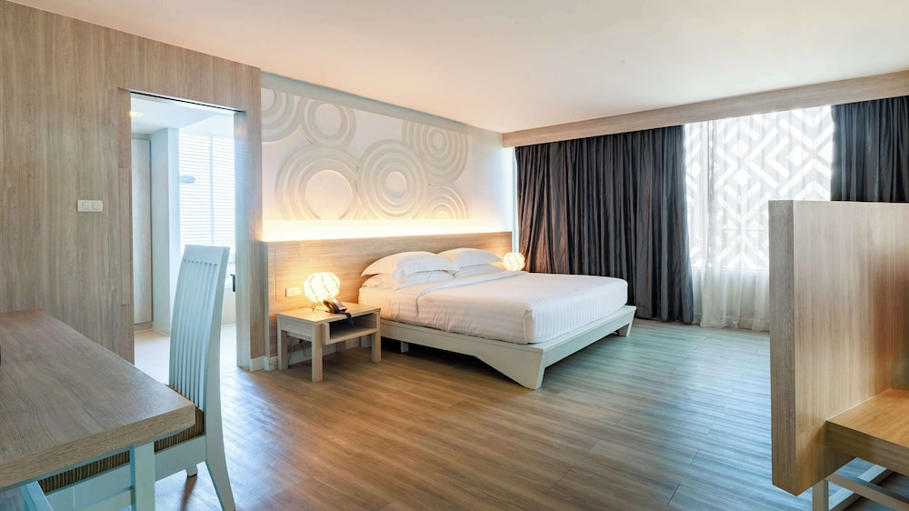 Suite, 1 King Bed, Non Smoking, City View - Photo 1