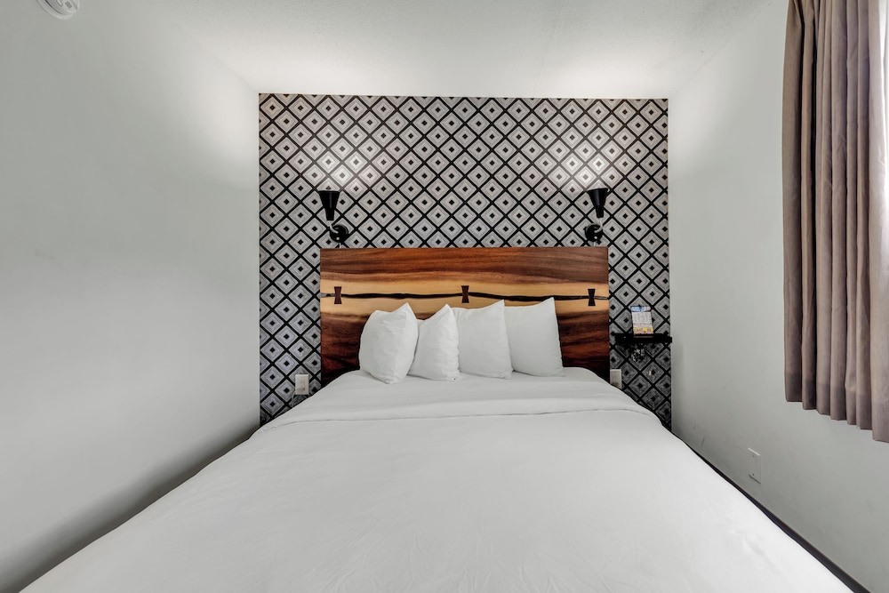 Suite, 1 Queen Bed, Non-Smoking (Efficiency) photo 3