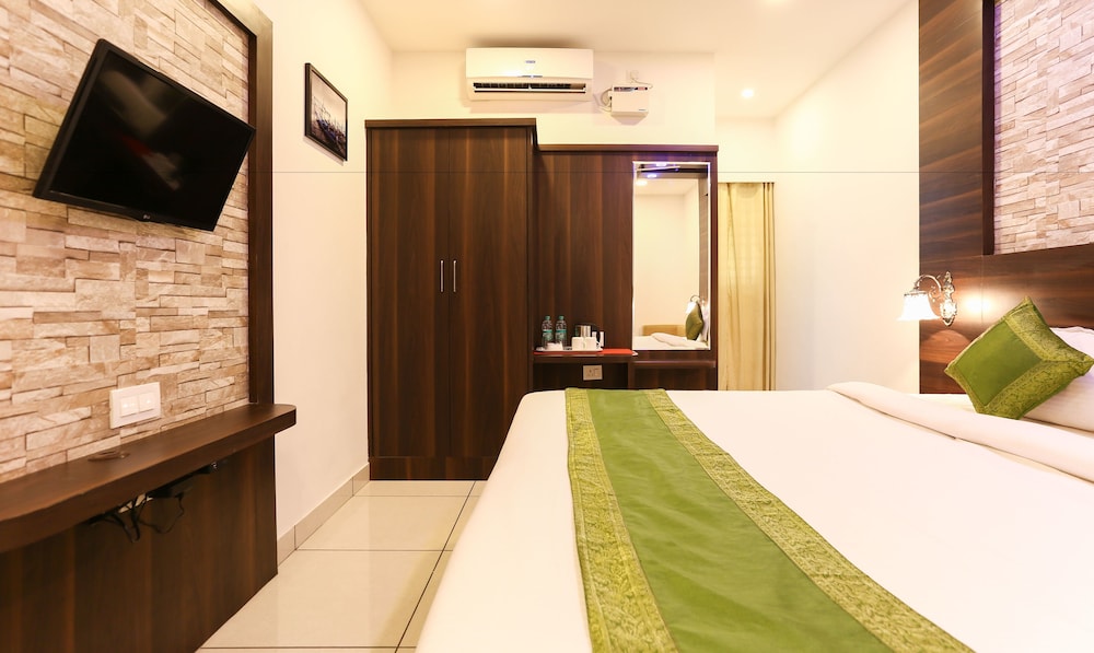Deluxe Room, 1 King Bed photo 3