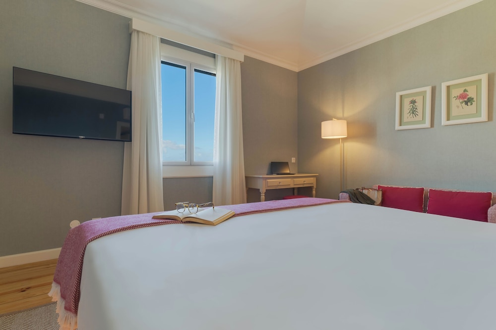 Deluxe Double Room (Partial Sea View)