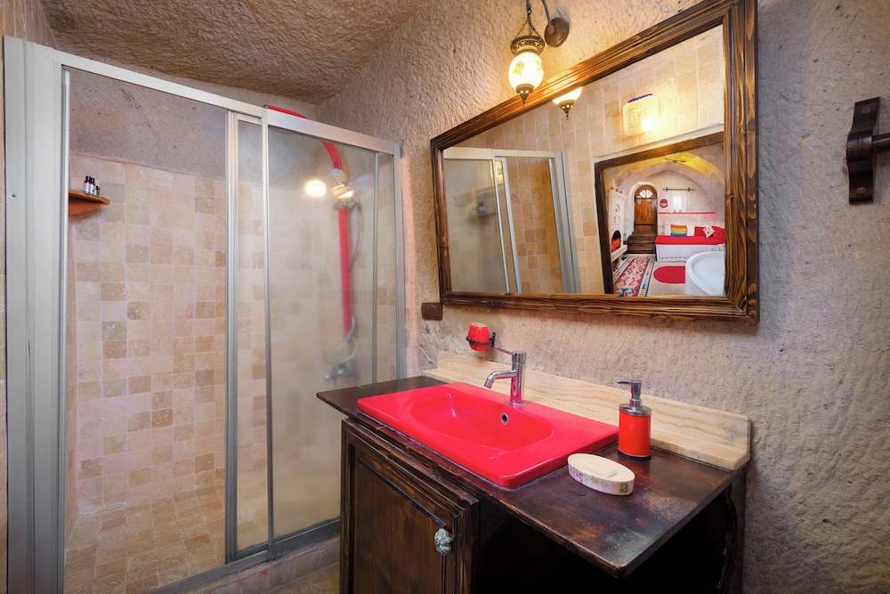 Red Honeymoon Suite photo 2