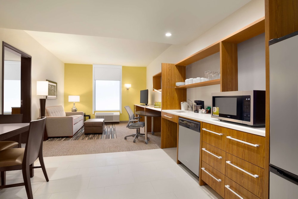 Suite, 1 King Bed, Accessible, Bathtub photo 3