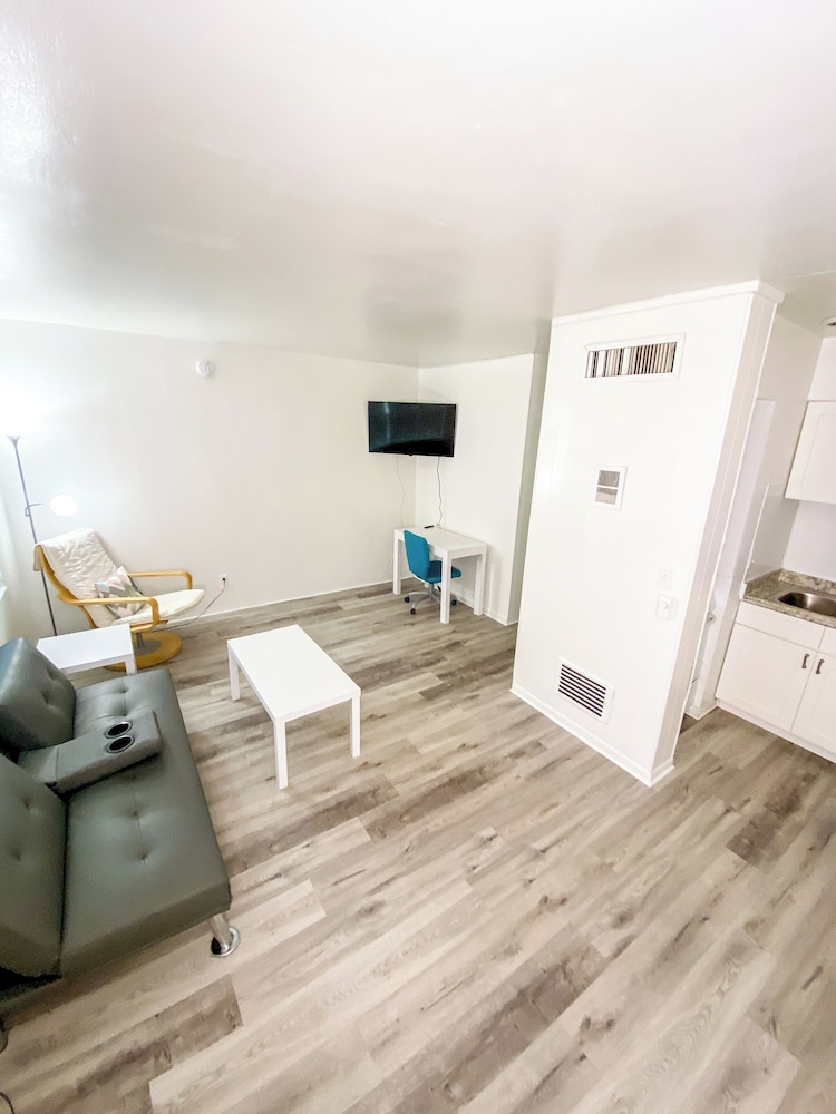 Signature Studio Suite, Multiple Beds, Courtyard View photo 3