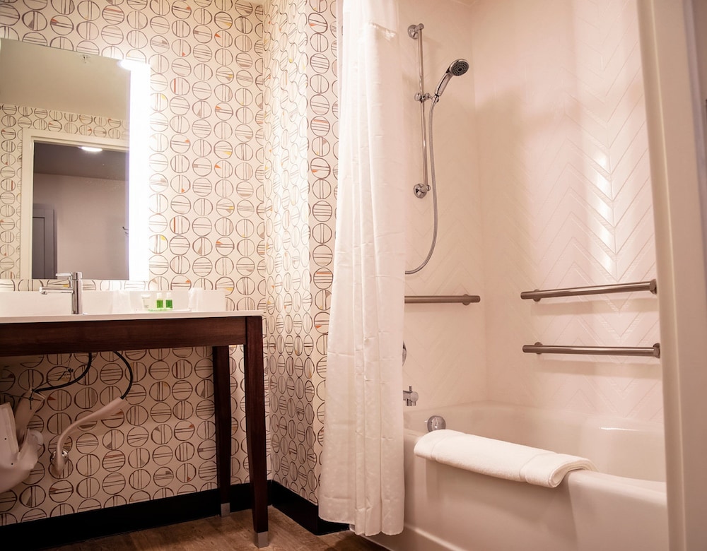 Standard Room, 1 King Bed, Accessible (Communication, Mobility Tub) - Photo 10