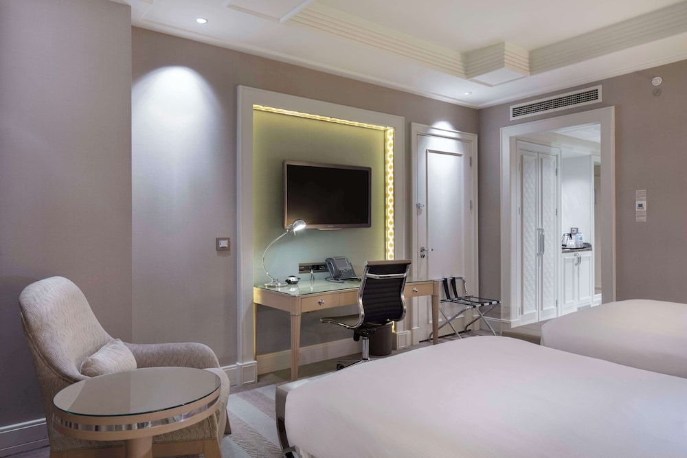 Twin guest room