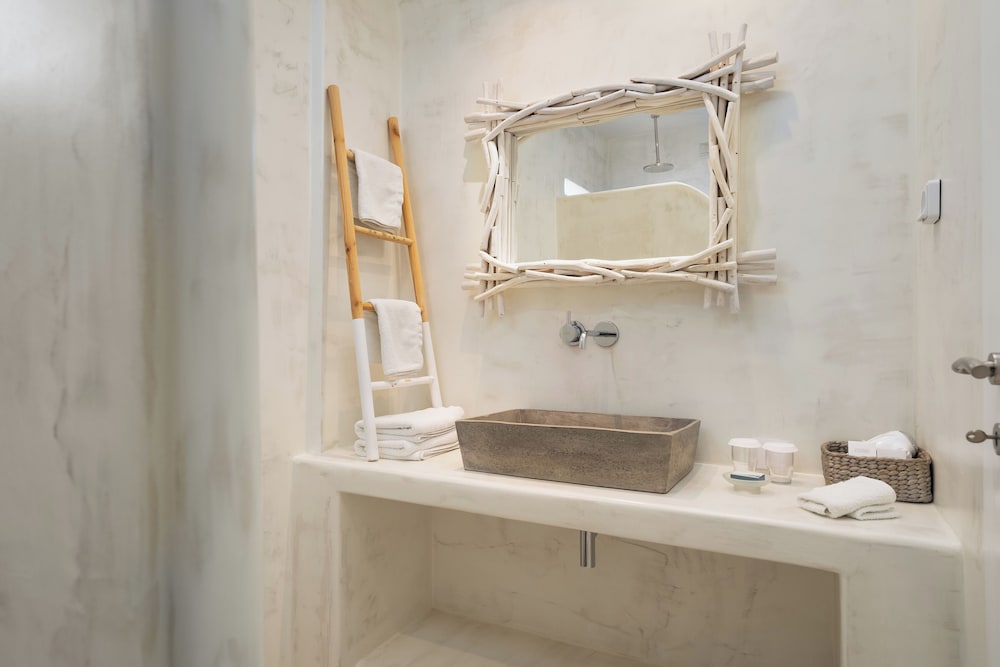 Deluxe Sea View Suite - Photo 11