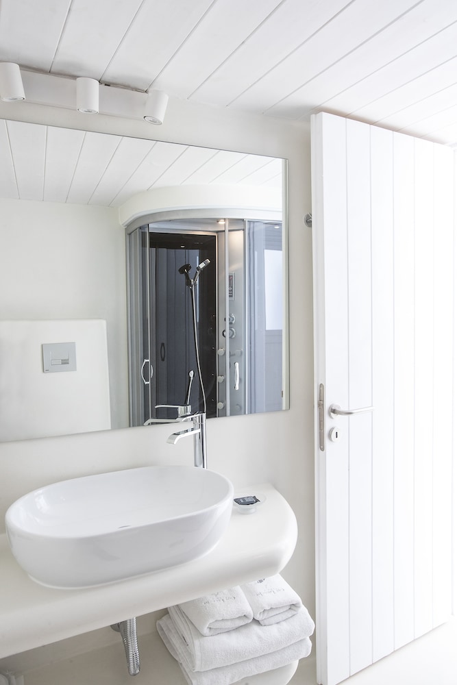 Deluxe Suite - Photo 10
