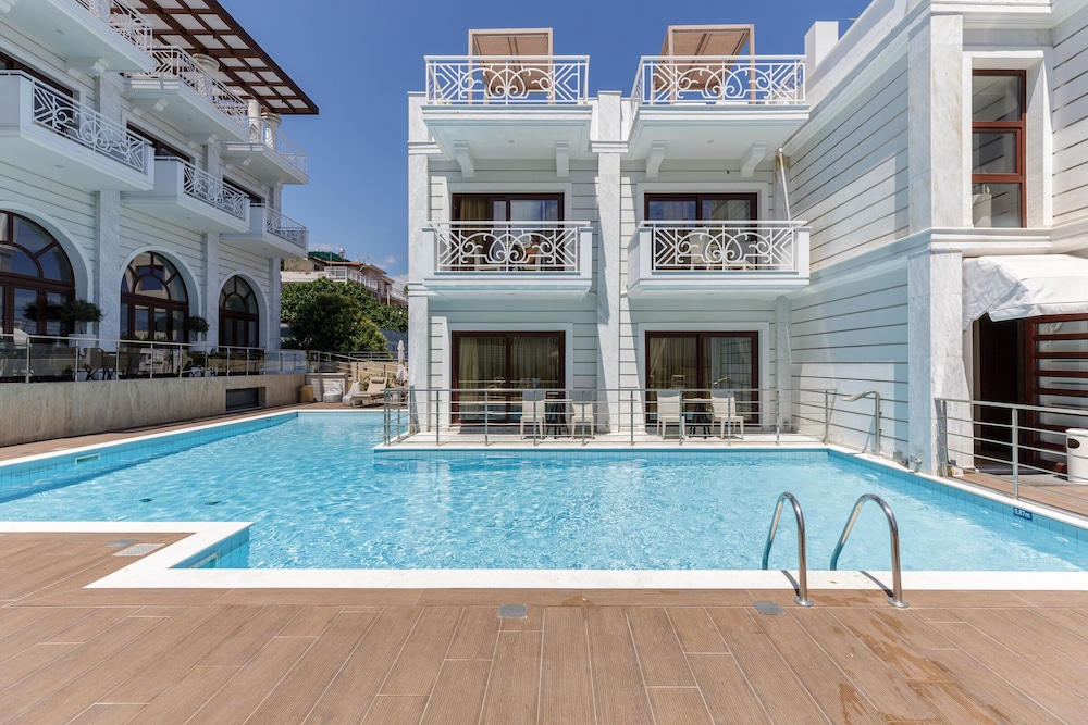 Deluxe Suite, Pool View