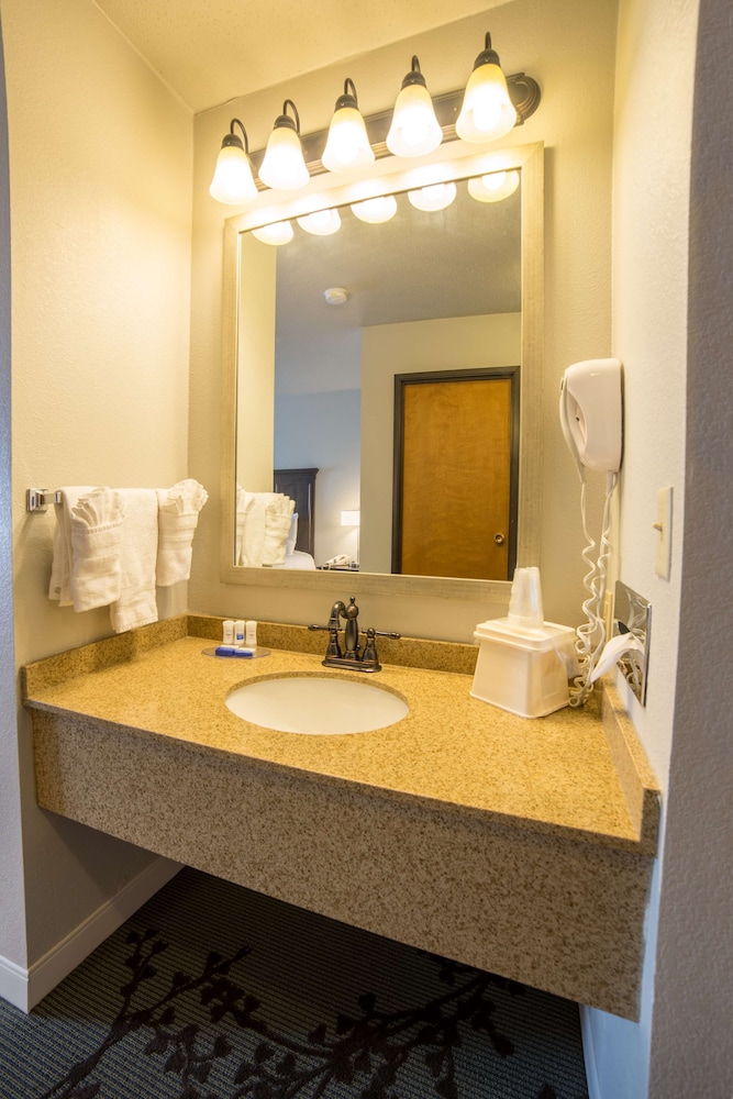 Junior Suite, 2 Queen Beds, Non Smoking, Refrigerator & Microwave (Third bed is a Sofabed) photo 3