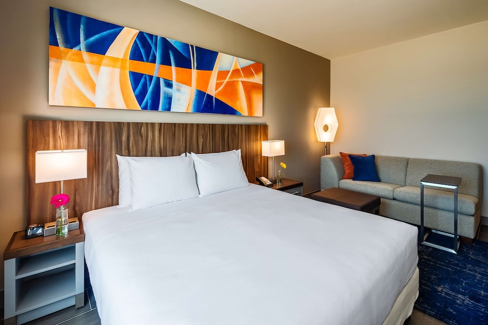 Room, 1 King Bed, Partial Ocean View photo 3