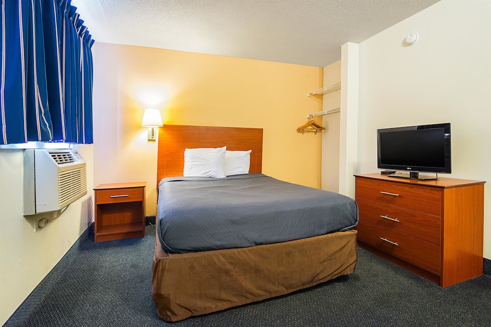Standard Room, 1 Queen Bed, Non Smoking - Photo 7