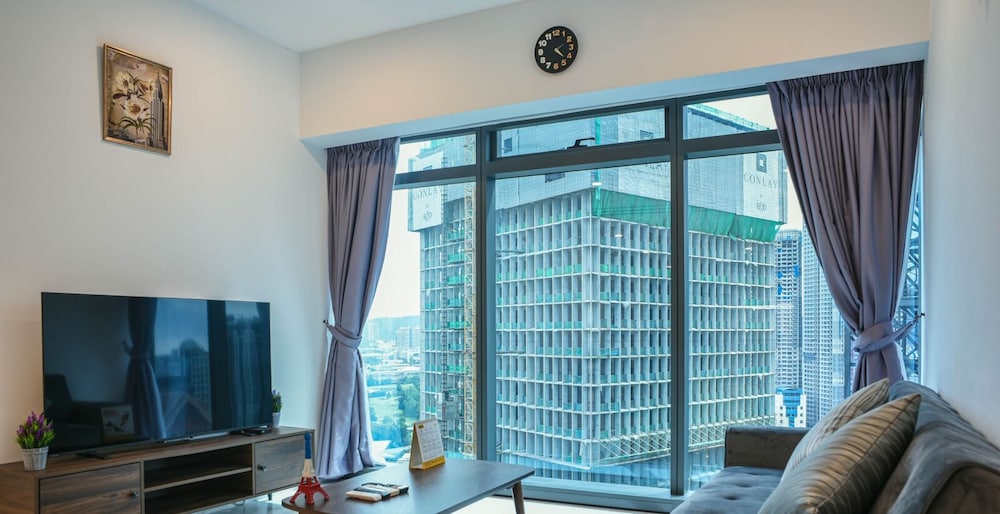 Deluxe Studio Suite, City View