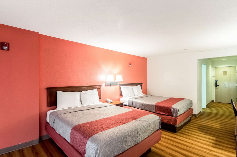 Standard Room, 2 Queen Beds, Smoking - Photo 6