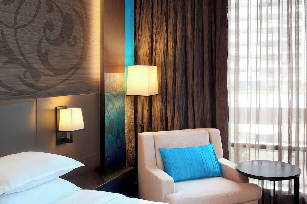 Deluxe Room, 1 King Bed photo 3