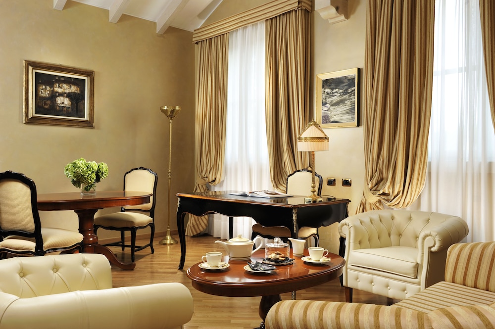 Executive Suite, 1 King Bed With Sofa Bed