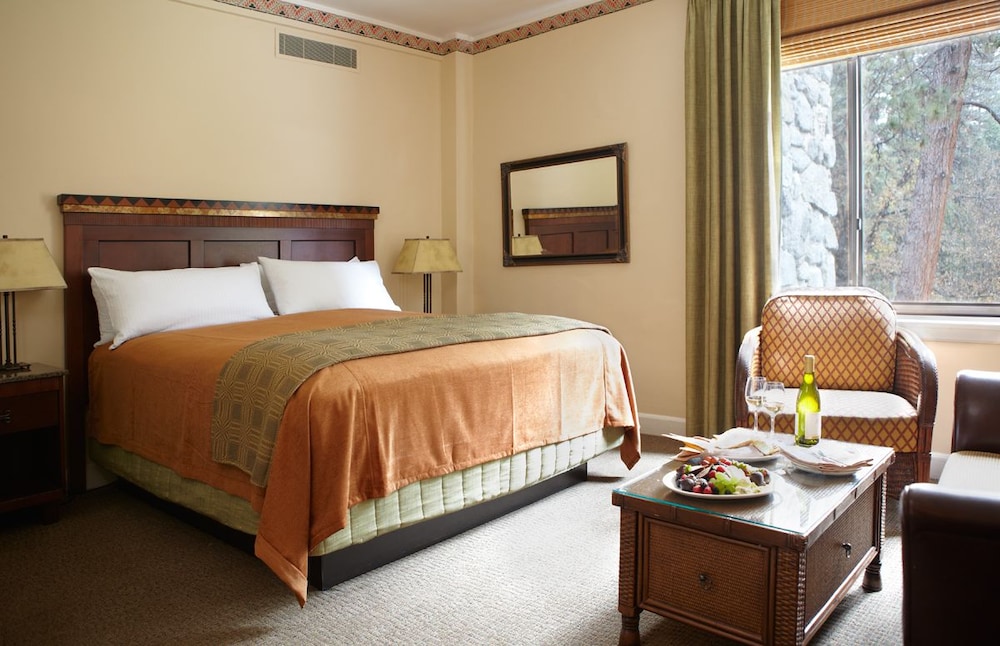 Classic Room, 1 King Bed, Mountain View