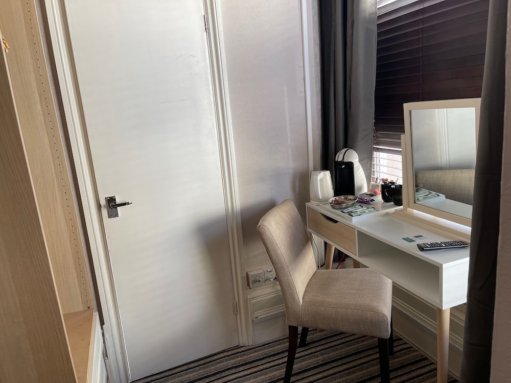 Superior Triple Room, Ensuite (Double/Twin + Sofa) - Photo 4