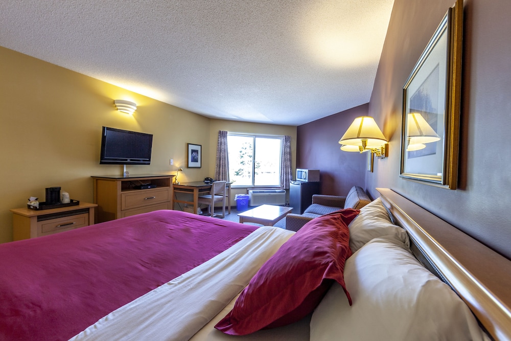 Room, 1 Queen Bed And Sofa Bed, Non Smoking (Non-Pet Friendly) photo 1