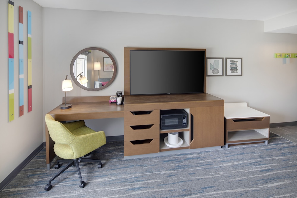 Room, 1 King Bed, Accessible, Bathtub - Photo 3