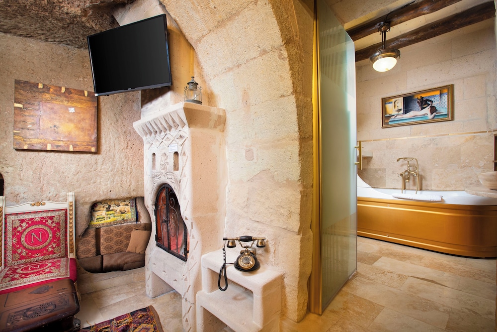 Deluxe Cave Room With Jakuzzi - Photo 14