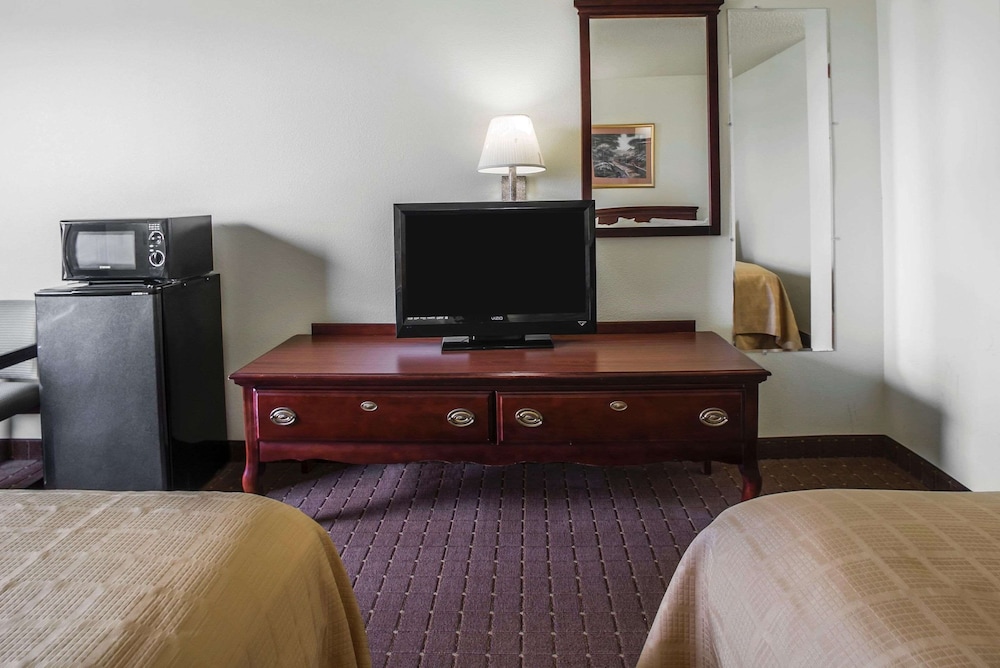 Standard Room, 2 Queen Beds, Smoking photo 3
