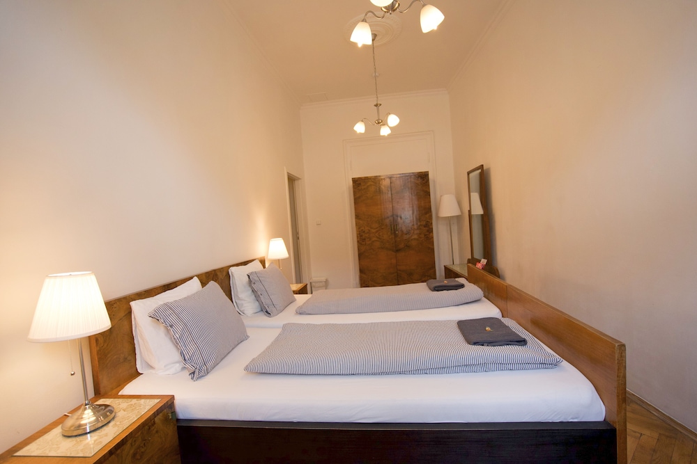 Classic Double Room, Shared Bathroom photo 2