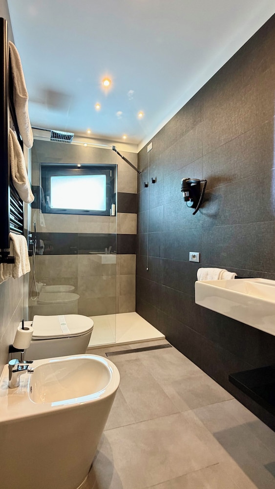 Business Double Room thumbnail 5