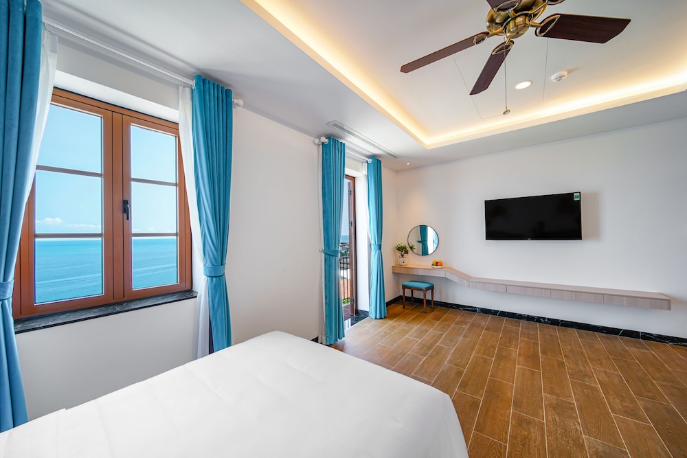 Riva, Ocean View, 1 King Bed with Balcony