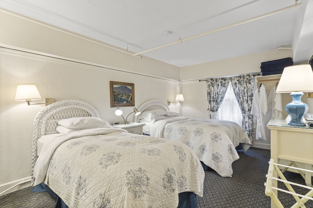 Room, Multiple Beds (with Shared Bathroom)