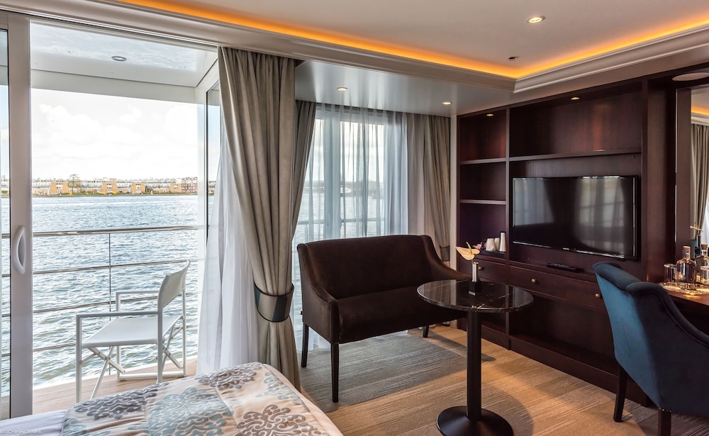 Business Suite, 1 Queen Bed, Balcony, River View photo 2