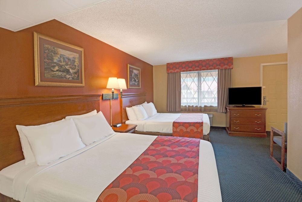 Room, 2 Queen Beds, Non Smoking (Oversized Room) - Photo 5
